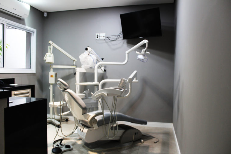 Sala dentista para preparada para cirurgias moderna e preparada.